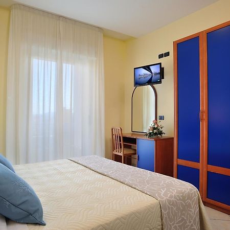 Hotel Riviera B&B Misano Adriatico Bagian luar foto