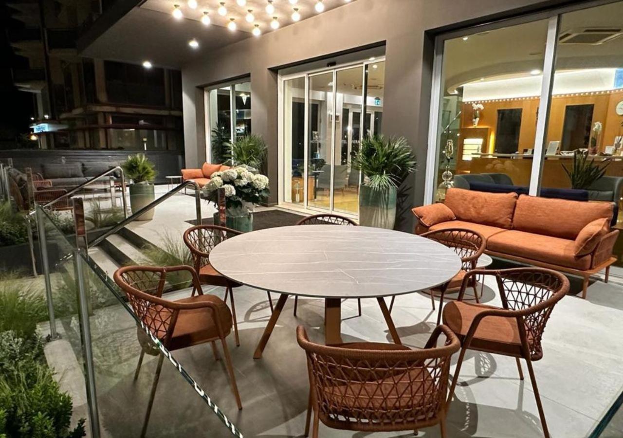 Hotel Riviera B&B Misano Adriatico Bagian luar foto