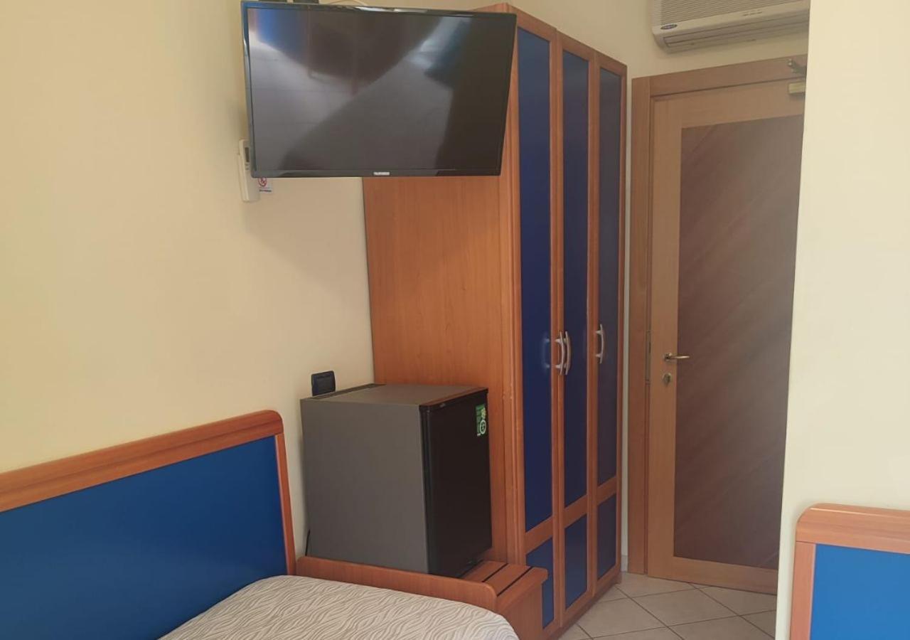 Hotel Riviera B&B Misano Adriatico Bagian luar foto