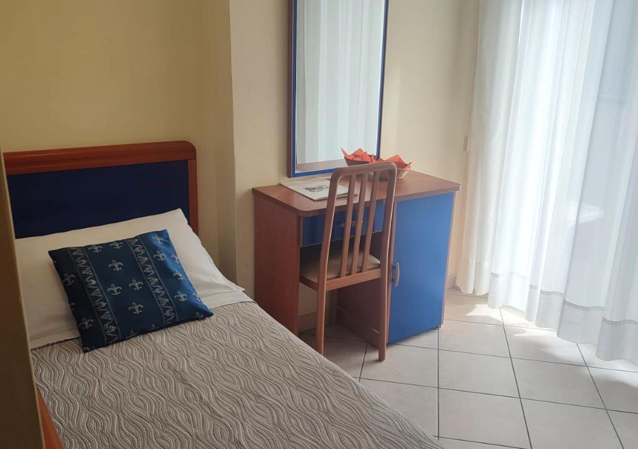 Hotel Riviera B&B Misano Adriatico Bagian luar foto