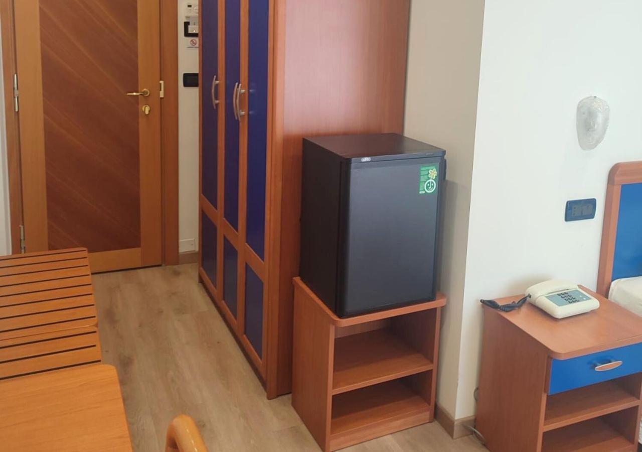 Hotel Riviera B&B Misano Adriatico Bagian luar foto