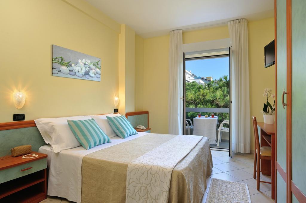 Hotel Riviera B&B Misano Adriatico Bagian luar foto