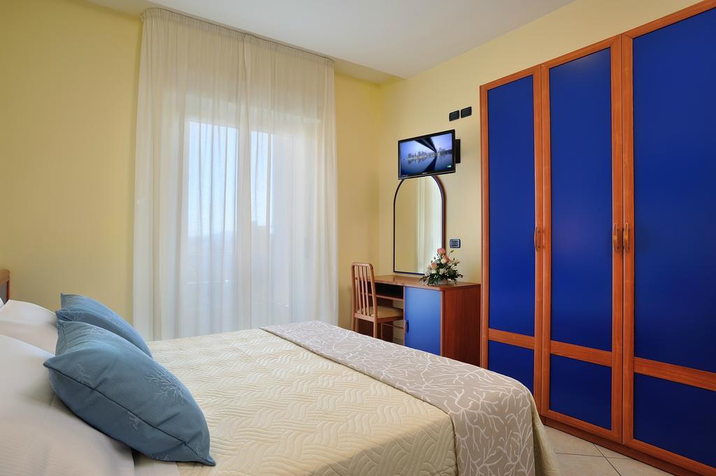 Hotel Riviera B&B Misano Adriatico Bagian luar foto